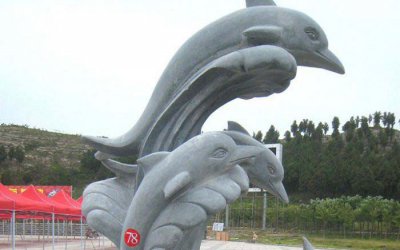活泼可爱的石雕海豚雕塑