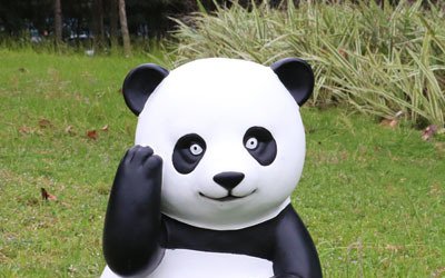 放手挠头玻璃钢熊猫雕塑——引领别墅小区时尚生活