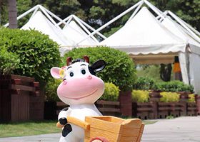 玻璃鋼牛：一只推車的動物園雕塑