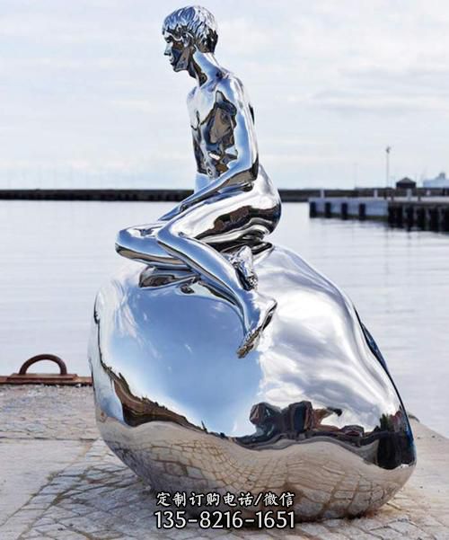 人物雕塑-海边景观镜面不锈钢人物坐姿雕塑