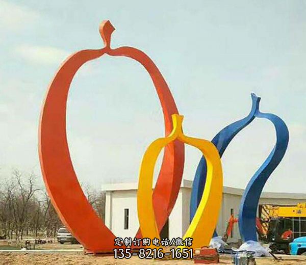 抽象苹果梨雕塑是一种不锈钢公园雕塑。它采用不锈钢艺…
