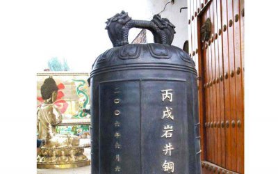丙成岩青铜钟雕塑是佛家寺庙摆放的一件珍贵的雕塑艺术…