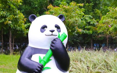 抱抱竹卡通熊猫雕塑