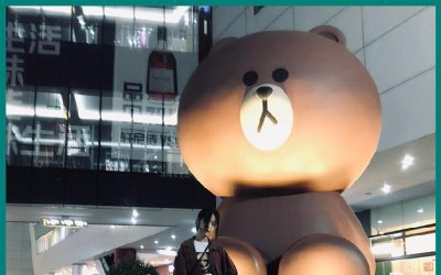 步行街礼仪之犬——大型布朗熊玻璃钢雕塑