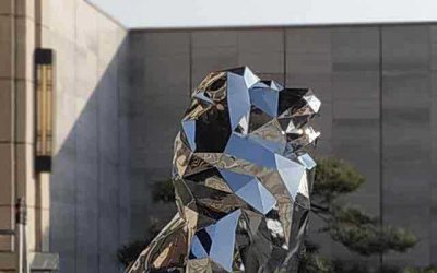 不锈钢狮子雕塑是一种特殊的雕塑，以不锈钢镜面几何别…