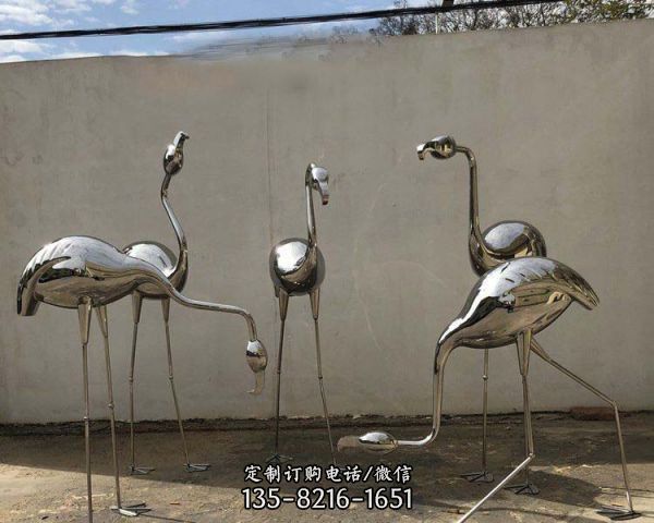 景区一群不锈钢镜面火烈鸟雕塑