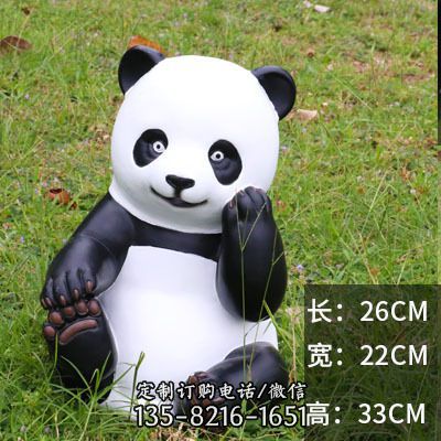 可爱卡通熊猫雕塑是一种以儿童游乐场为背景的装饰品，…