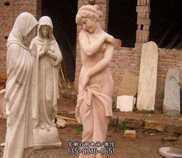 西方街道上大理石石灯半裸的女性雕塑
