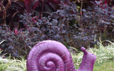 草地紫色之蜗牛是一款以深紫色的玻璃钢喷漆为材料制作…