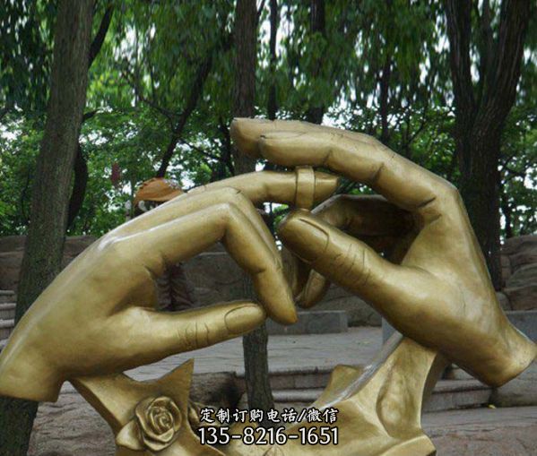 黄铜戒指雕塑，装点小区公园