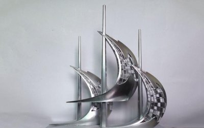 镂空不锈钢船雕塑是一种以船只为原型的室内雕塑，它被…