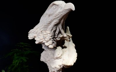 展翅飞翔的古典老鹰雕塑