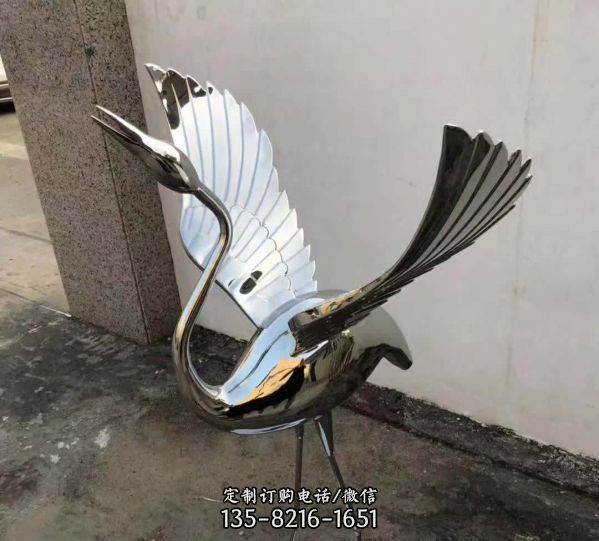 不锈钢镜面展翅鸣叫的仙鹤雕塑
