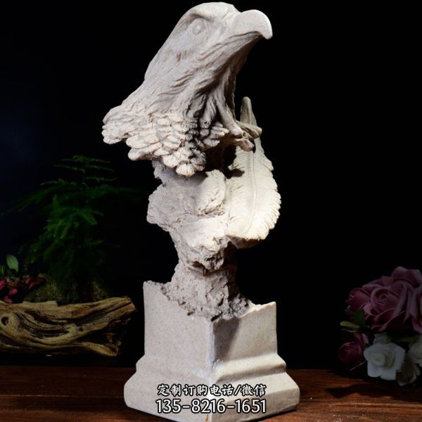 展翅飞翔的古典老鹰雕塑