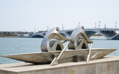 滨海景区海边摆放的不锈钢船雕塑，是一件令人惊叹的艺…