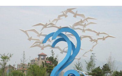 “放飞梦想的鸽子”是一尊用玻璃钢制作的雕塑，展现出…
