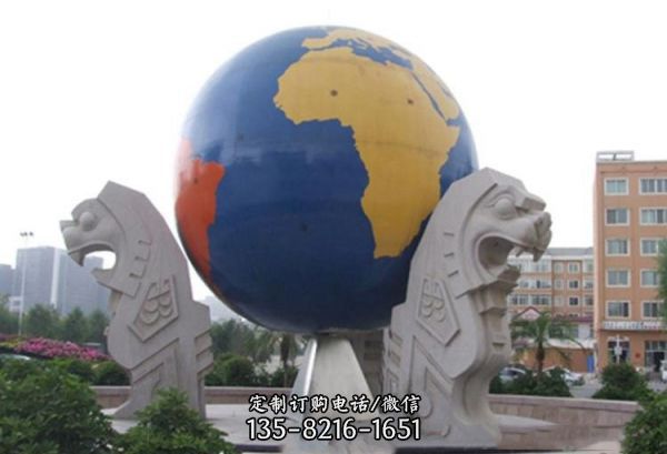 地球仪雕塑，用彩色玻璃钢表现地球美景