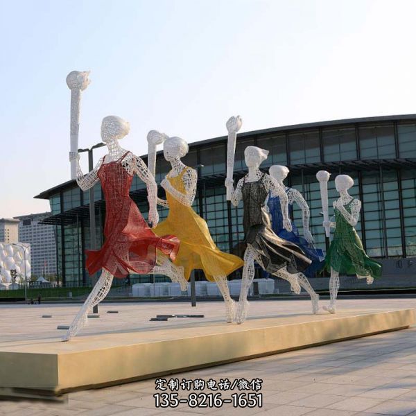 城市街道广场镂空不锈钢持火炬跑步的美女雕塑
