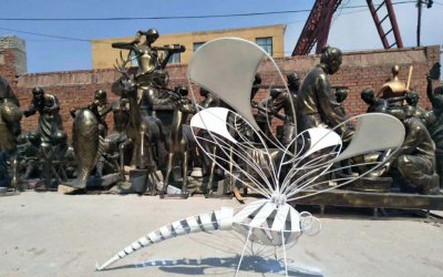 活跃校园白色蜻蜓雕塑