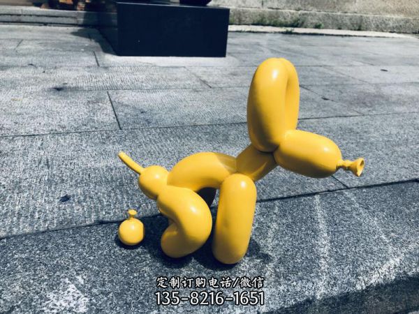 街道上摆放的这个玻璃钢创意气球狗雕塑令人印象深刻，…