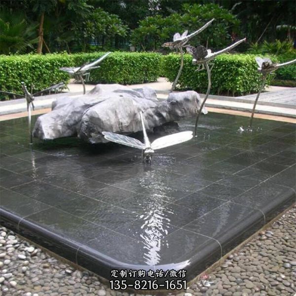 小区公园喷泉摆放的不锈钢蜻蜓雕塑，以艺术的形式将大…