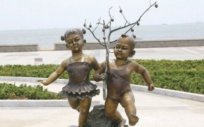可爱玩耍，缤纷童年——公园玻璃钢仿铜儿童雕塑