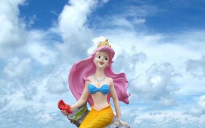 让人惊叹的美人鱼雕塑位于海边公园，它由红色头发的玻…
