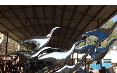 公园抽象不锈钢大雁雕塑是一件充满精神力量的艺术品，…