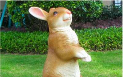 棕色玻璃钢兔子雕塑：聚焦花园中的优雅