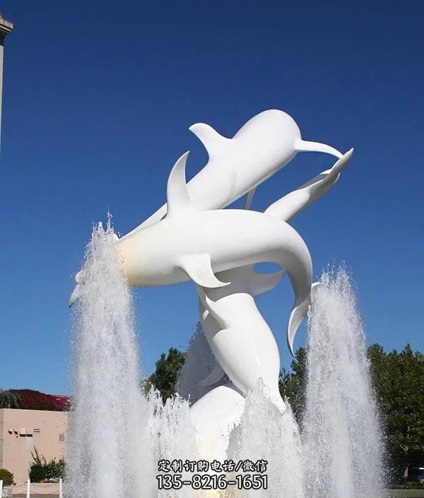 喷泉中飞跃多个白色不锈钢海豚雕塑