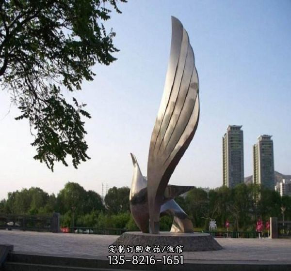 广场街边不锈钢创意切面翅膀雕塑是一件精美的艺术品，…