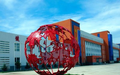 红枫镂空球雕塑是一种铁艺创意雕塑，它由枫叶和球体两…