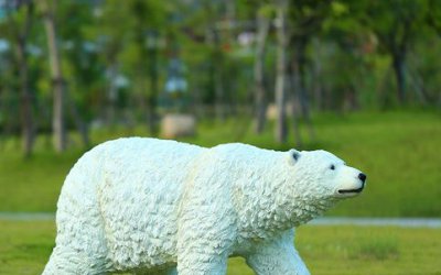 “活动的北极熊”玻璃钢创意雕塑