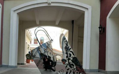 铸就卓越，购物更轻松——酒店商店门口抛光不锈钢购物袋雕塑