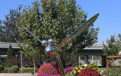 蜻蜓雕塑是一种实心雕塑，由抛光不锈钢材料制成，通常…