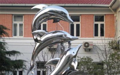 这组由三只光芒闪耀的不锈钢海豚组成的雕塑，是每一个…