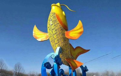 璀璨夺目的鲤鱼雕塑