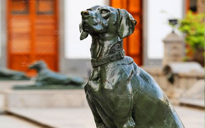 玻璃钢仿铜户外卧着的狗雕塑