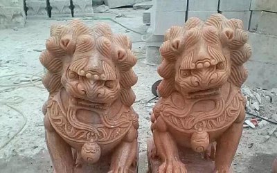 晚霞鸣福狮子雕塑是一件用红石雕刻而成的精美雕塑作品…