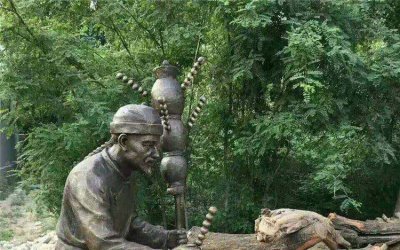 糖葫芦游乐园铜雕是一尊园林景观雕塑，表现了小孩买糖…