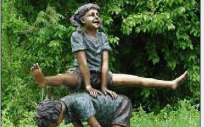 欢乐无尽的山羊跳——公园玻璃钢西方儿童雕塑