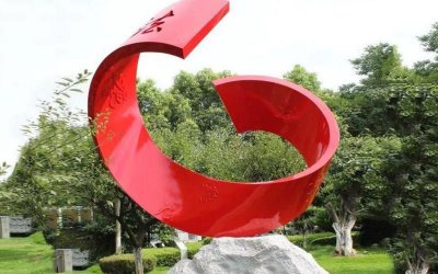 法治与雕塑的融合：公园玻璃钢抽象