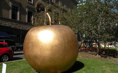 炫酷公园大型镀金苹果铜雕