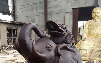 精美大象雕塑是一件实用又充满创意的艺术品，它采用优…