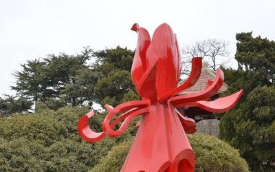 这座雕塑集传统城市花朵、不锈钢元素、多重色彩于一体…