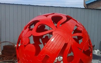 公园景区户外不锈钢抽象蝴蝶结镂空球雕塑是一种外观精…