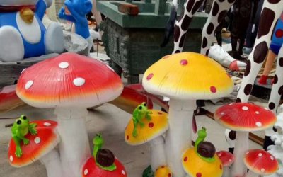 色彩斑斓的公园蘑菇雕塑
