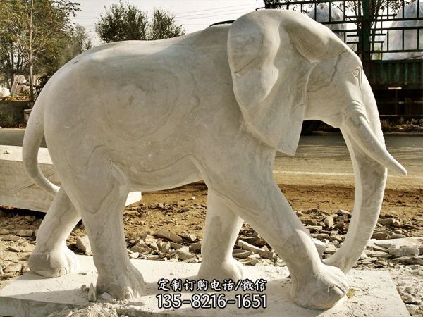 这座精美石雕大象雕塑位于广场的中央，让周围的游客和…