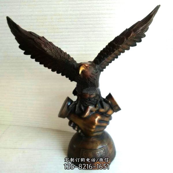 室内景区不锈钢仿铜手中飞翔的老鹰雕塑