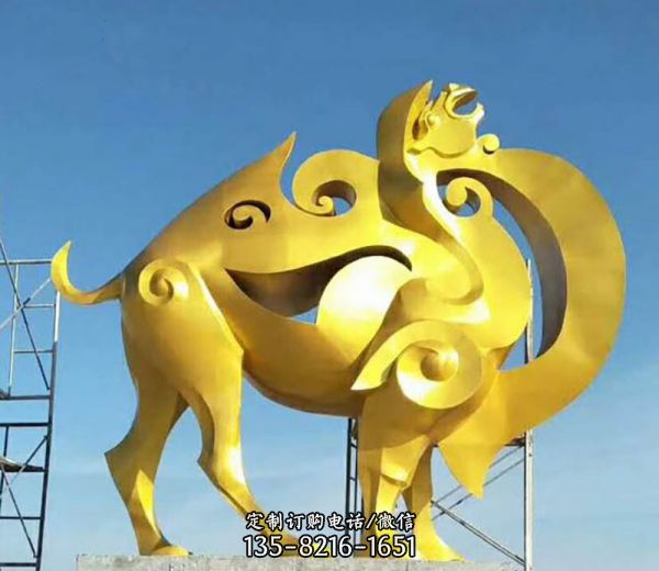 广场摆放的金色的不锈钢喷漆骆驼雕塑